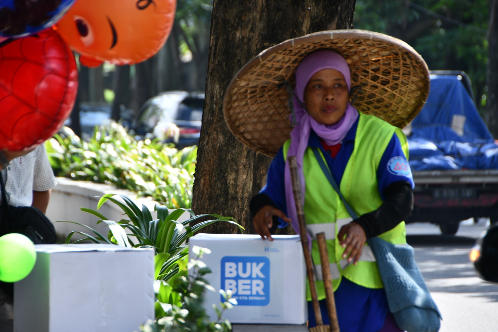 berbagi bingkisan