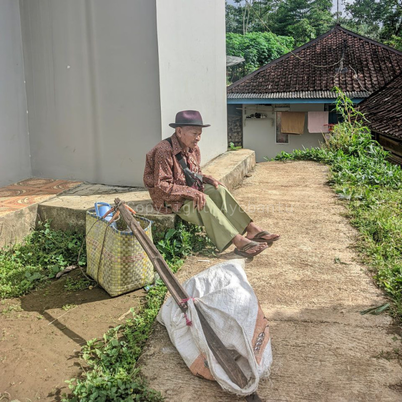 Pendapatan Hanya 10 Ribu, Abah Empud Tetap Berjualan Meski Kaki Sakit