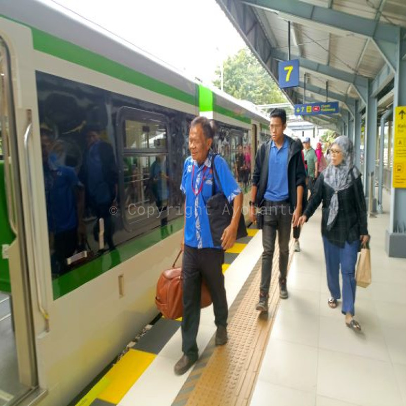 Pak Nana, Porter Lansia Tetap Berjuang Meskipun Sakit Stroke Ringan