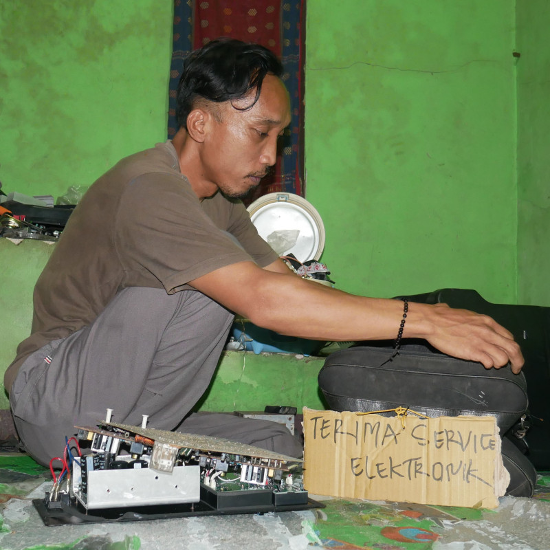 GRATISKAN SERVICE UNTUK MASJID, TUKANG SERVICE ELEKTRONIK DIFABEL BERJUANG SEBATANG KARA
