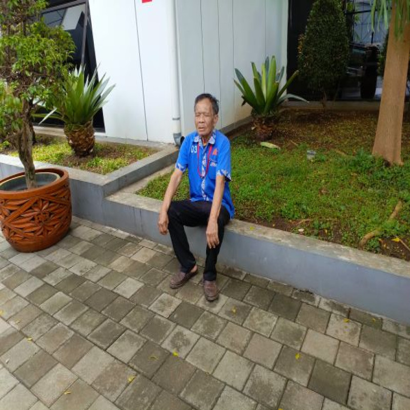 Pak Nana, Porter Lansia Tetap Berjuang Meskipun Sakit Stroke Ringan