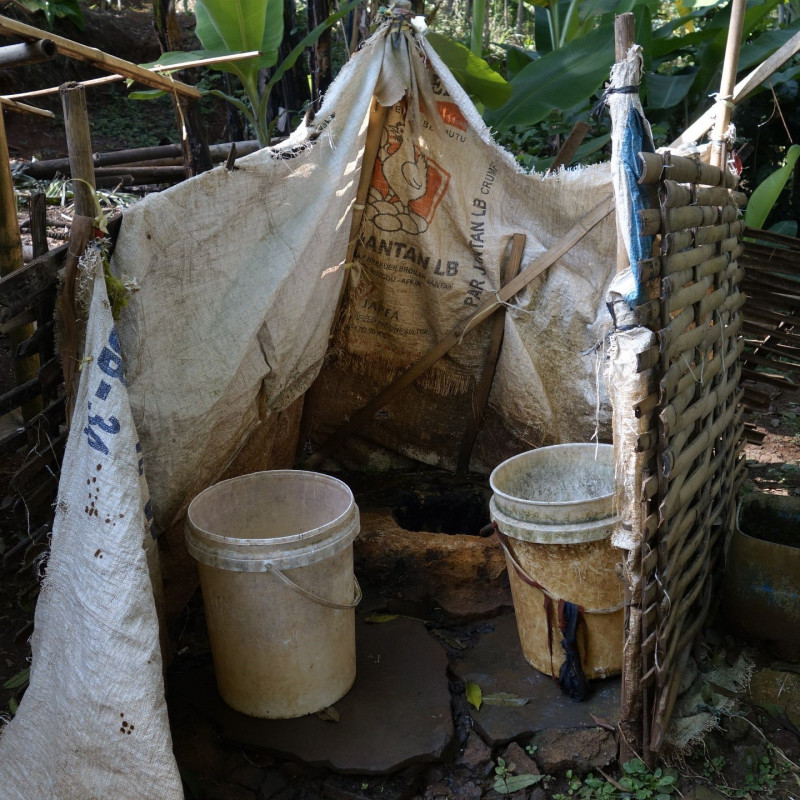 Bangun Toilet dan Alirkan AIr Bersih