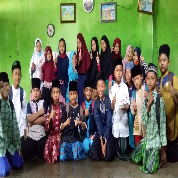 Hadirkan Meja Belajar dan Alqur'an baru untuk Anak-anak pelosok Karawang