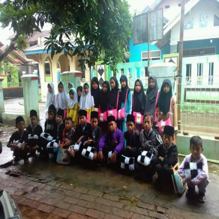 Hadirkan Meja Belajar dan Alqur'an baru untuk Anak-anak pelosok Karawang