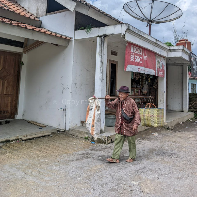 Pendapatan Hanya 10 Ribu, Abah Empud Tetap Berjualan Meski Kaki Sakit