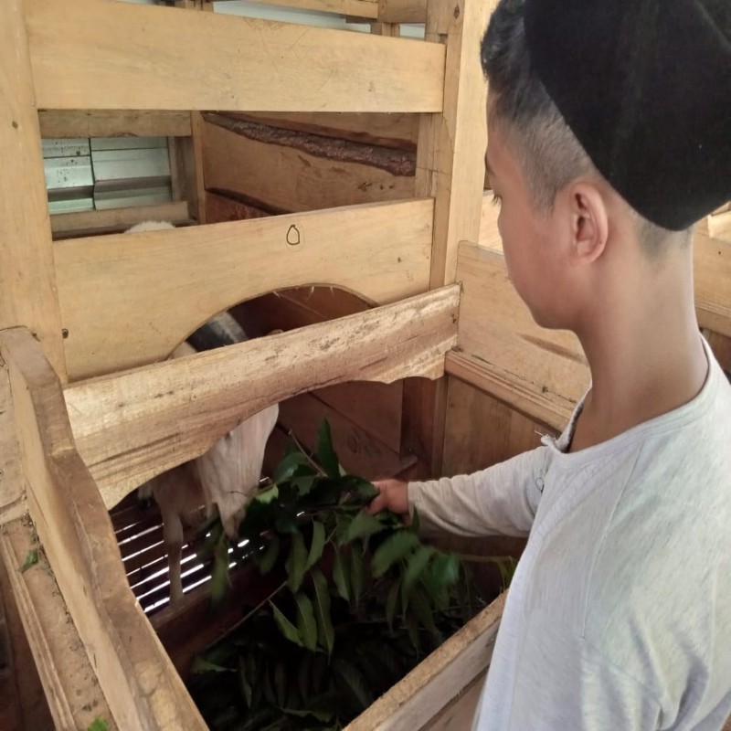 Bantu Anak Yatim dan Anak Tidak Mampu