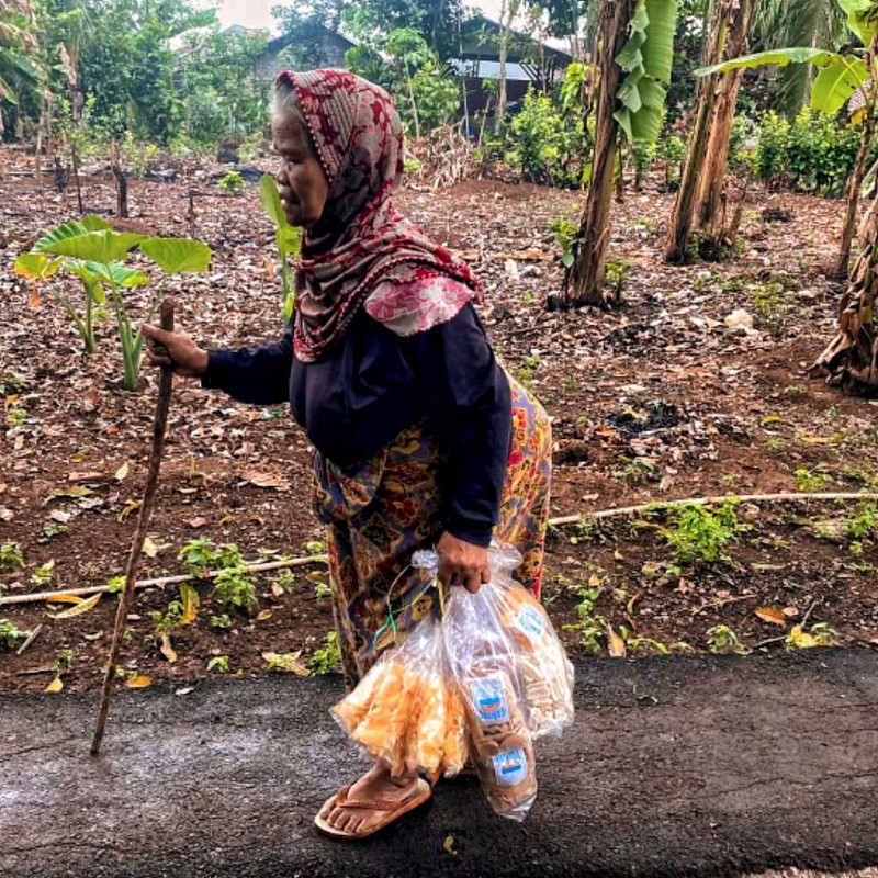 Sebungkus Kerupuk Harapan Hidup Nenek Bungkuk