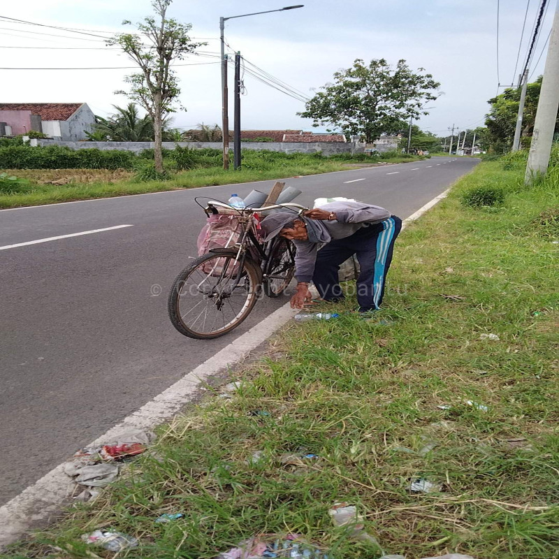 Tubuh Sudah Membungkuk Bantu Lansia Pencari Rongsok Ini