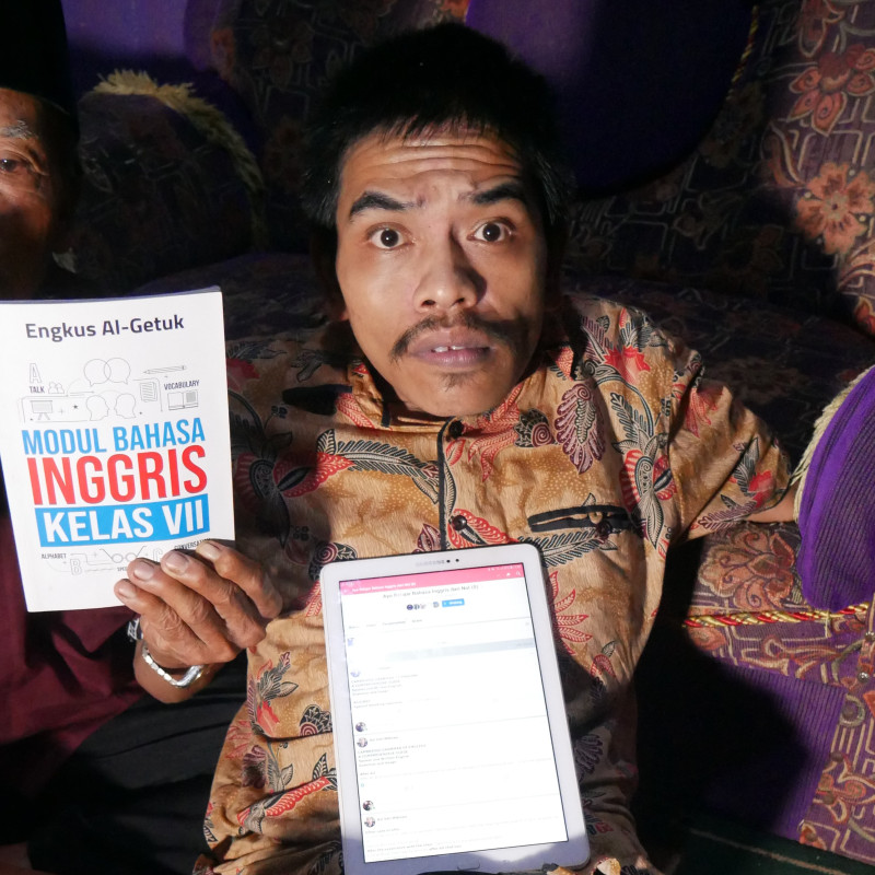 MELALUI JARI KAKI, GURU DIFABEL AJARKAN 29 RIBU MURIDNYA BAHASA INGGRIS