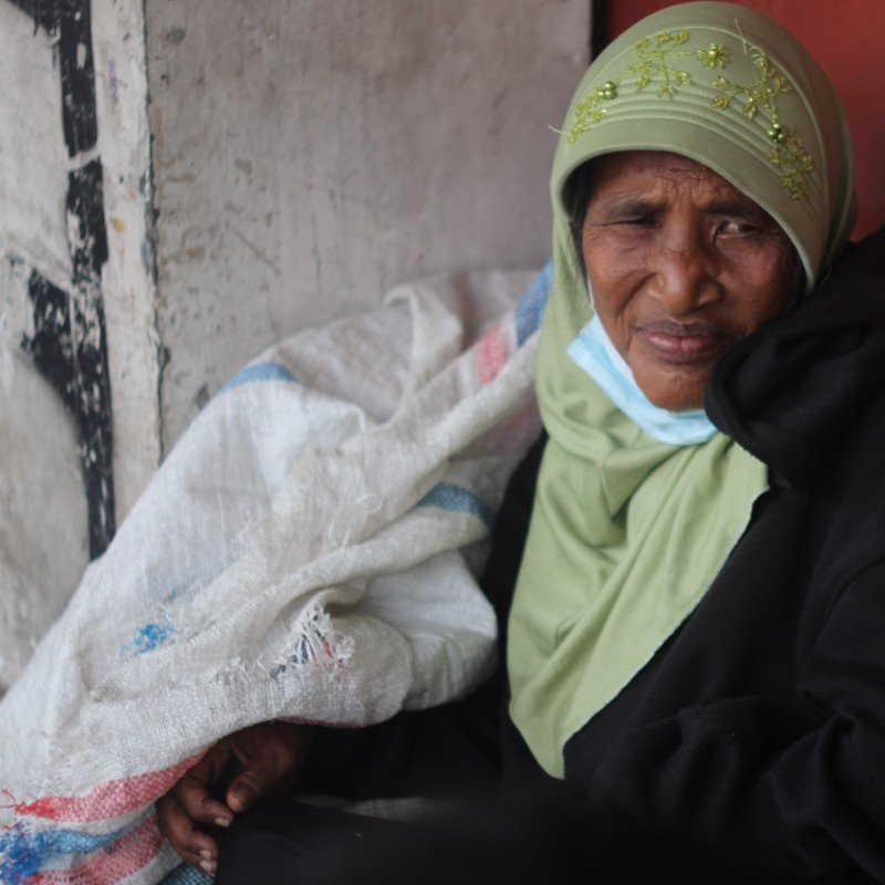 Patungan Pelukan Untuk Bu Sri Yang Hidup Sebatang Kara