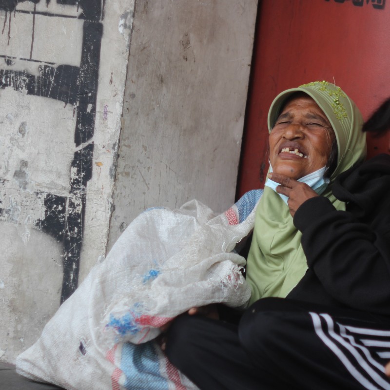 Patungan Pelukan Untuk Bu Sri Yang Hidup Sebatang Kara