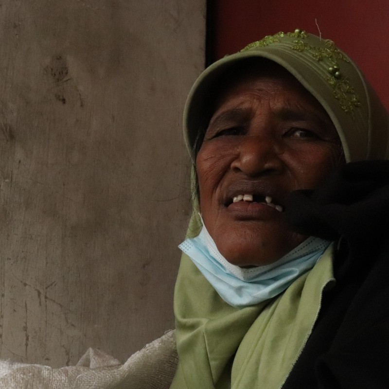 Patungan Pelukan Untuk Bu Sri Yang Hidup Sebatang Kara