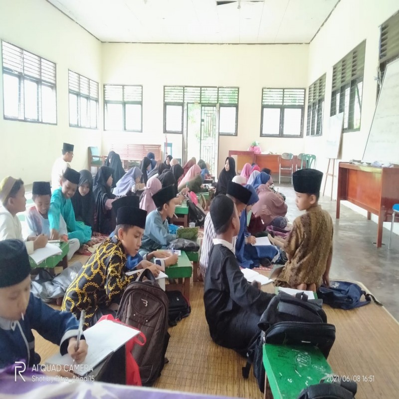 TAK PUNYA  TEMPAT NGAJI, RATUSAN ANAK  DESA RUMBIO  BELAJAR  DI BALAI DESA