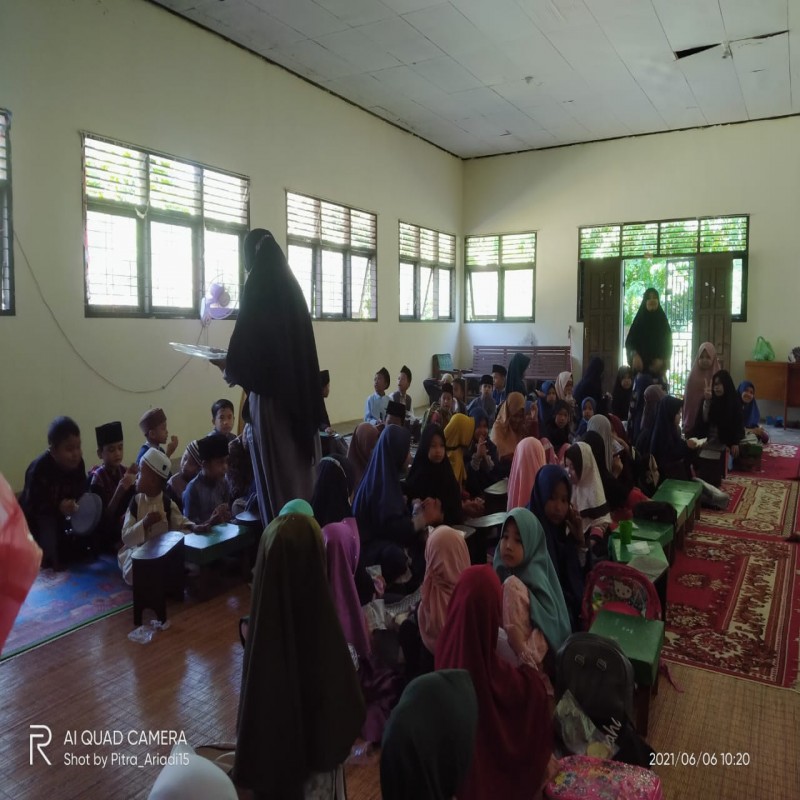 TAK PUNYA  TEMPAT NGAJI, RATUSAN ANAK  DESA RUMBIO  BELAJAR  DI BALAI DESA