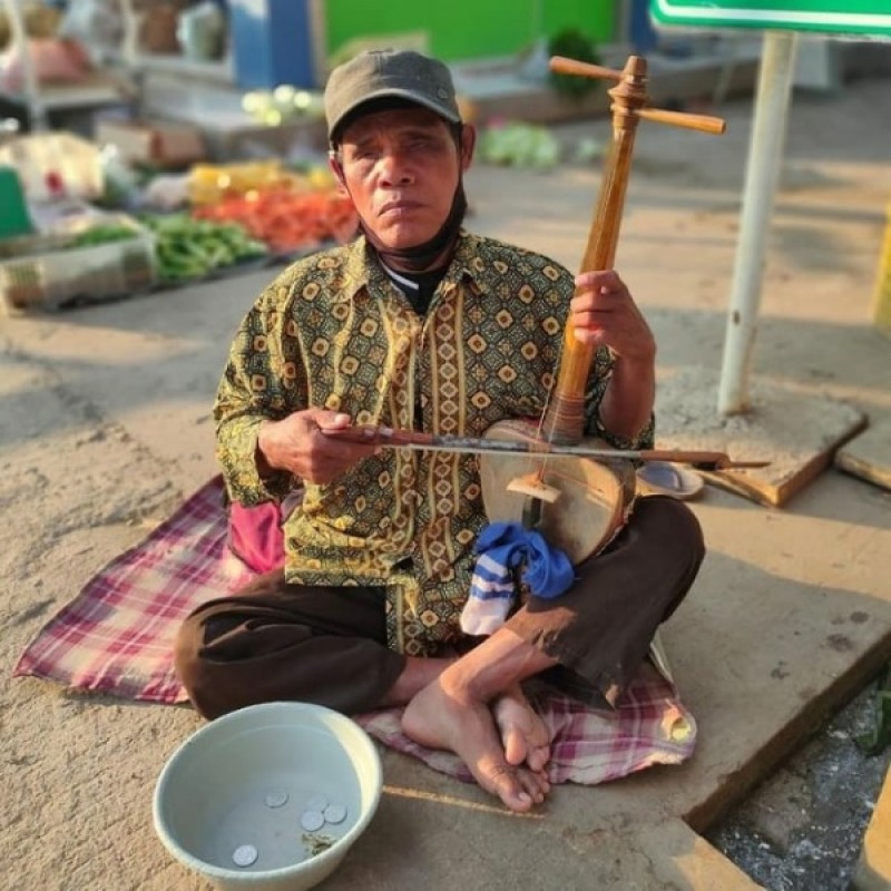 TERDAMPAK COVID-19, MAESTRO REBAB TUNANETRA APIH UTA KINI MENGAMEN DI PASAR