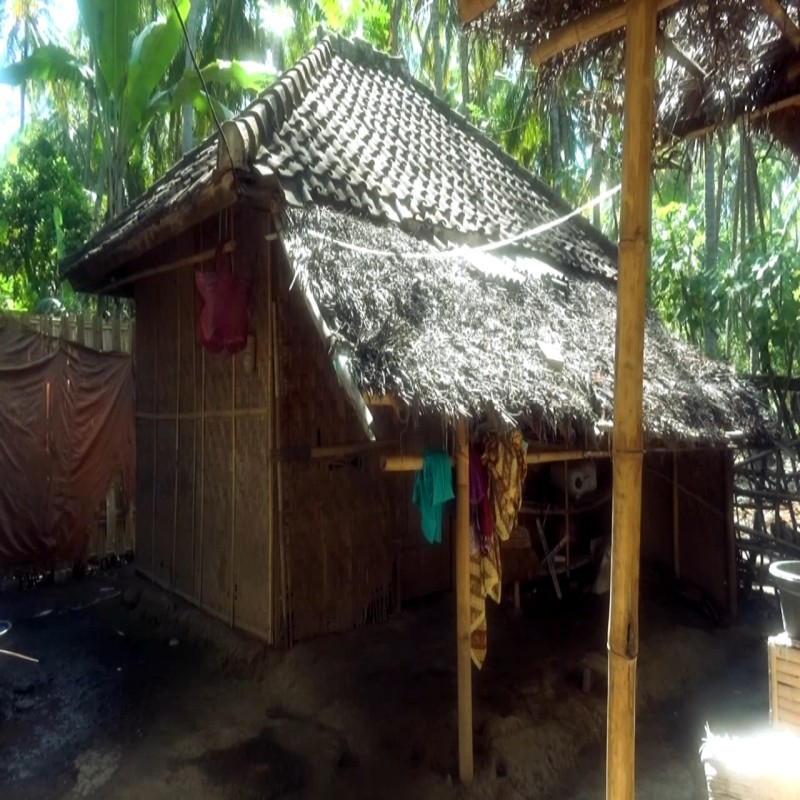 IBU NURDIANI, PEMBUAT SAPU LIDI YANG BERJUANG PENUHI KEBUTUHAN HIDUP