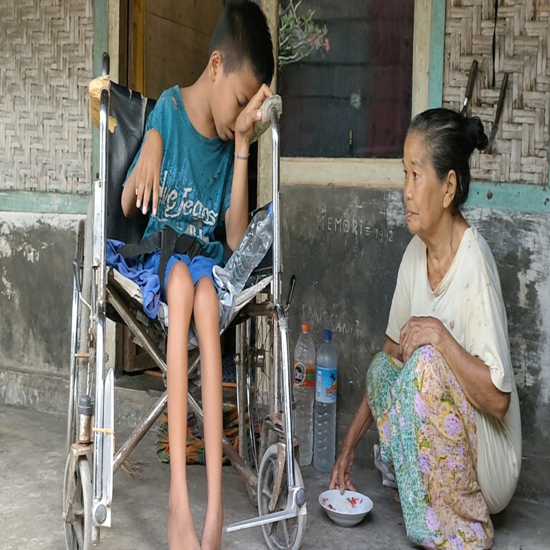 LANSIA INI TEGAR RAWAT ANAK YATIM YANG LUMPUH SEJAK LAHIR