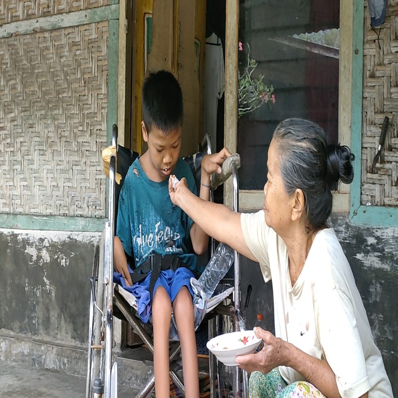 LANSIA INI TEGAR RAWAT ANAK YATIM YANG LUMPUH SEJAK LAHIR