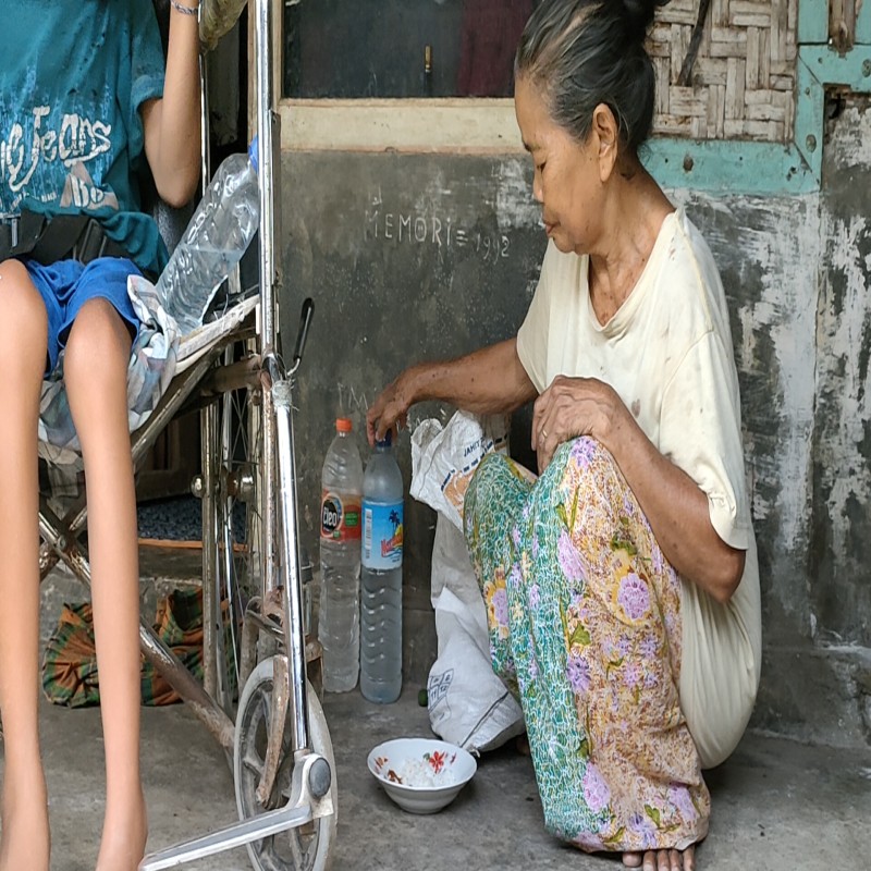 LANSIA INI TEGAR RAWAT ANAK YATIM YANG LUMPUH SEJAK LAHIR