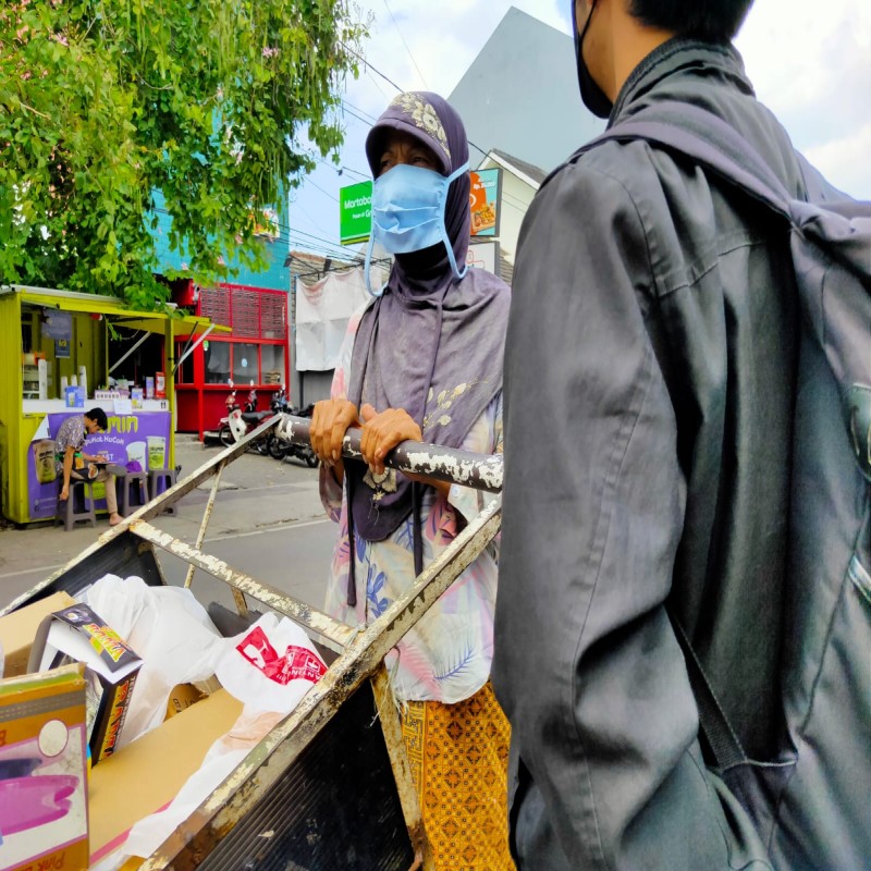 Investasi Akhirat Lewat Mak Dede
