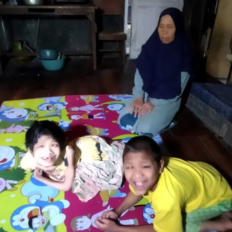 BANTU PAK ADAR HIDUPI DUA ANAK DISABILITASNYA