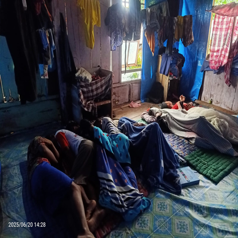 Anak-anak asrama SMPTK butuh kasur dan lemari pakaian