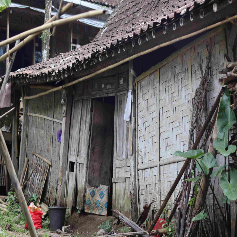 Bantu Mbah Untung Bertahan Hidup di Rumah Reyot
