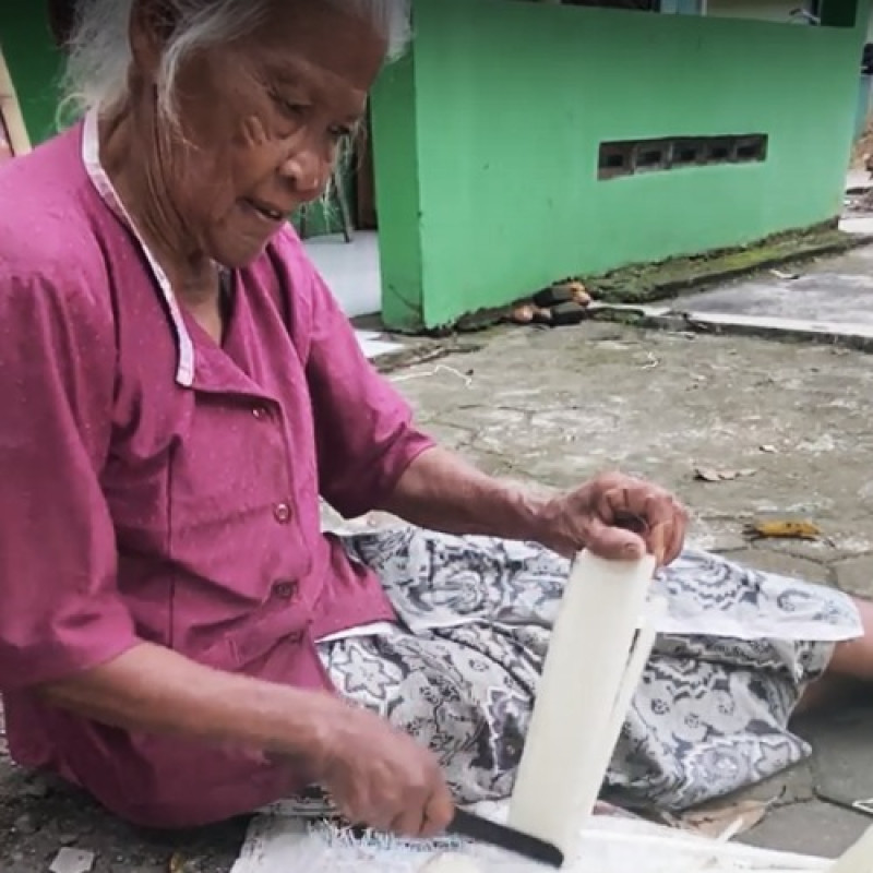 Tali Bungkus Tempe Untuk Mengais Keluarga Kecilku
