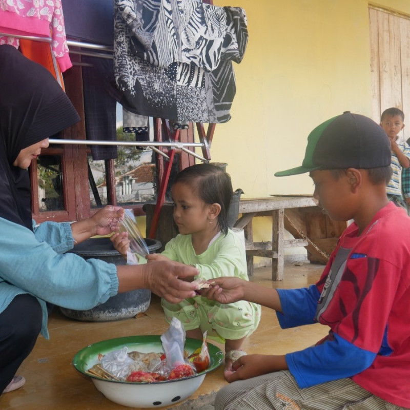 Pantang Putus Sekolah, Faisal Jualan Gorengan