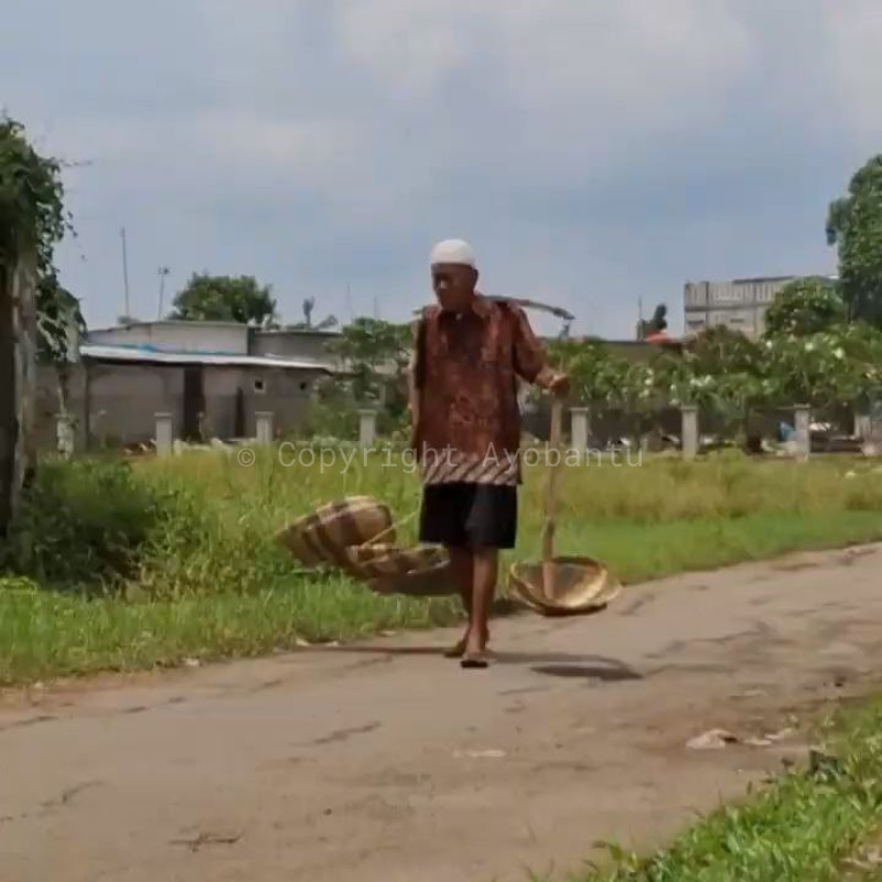 Kisah Pilu Lansia Penjual Pengki Hidupi Sang Istri