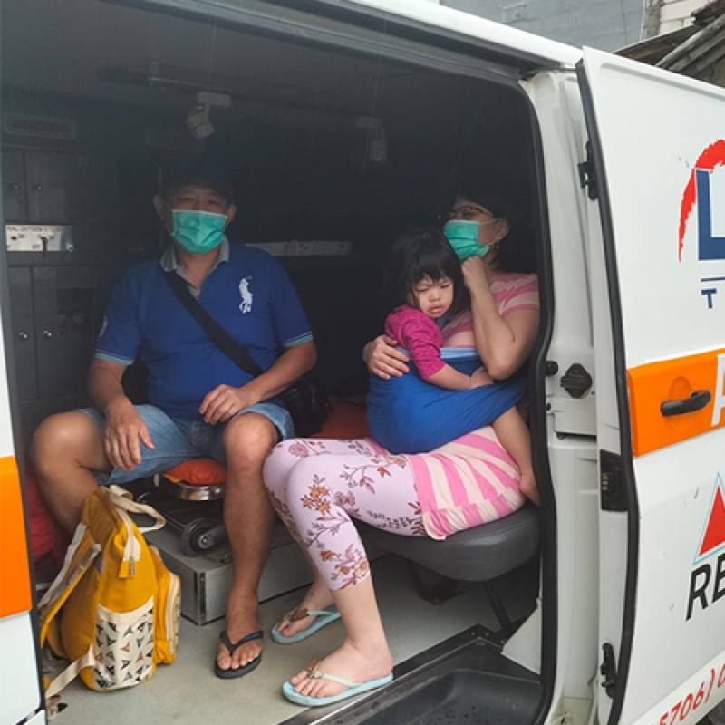Alami Ablasi Retina, Bantu Kesembuhan Mata Ibu Okta
