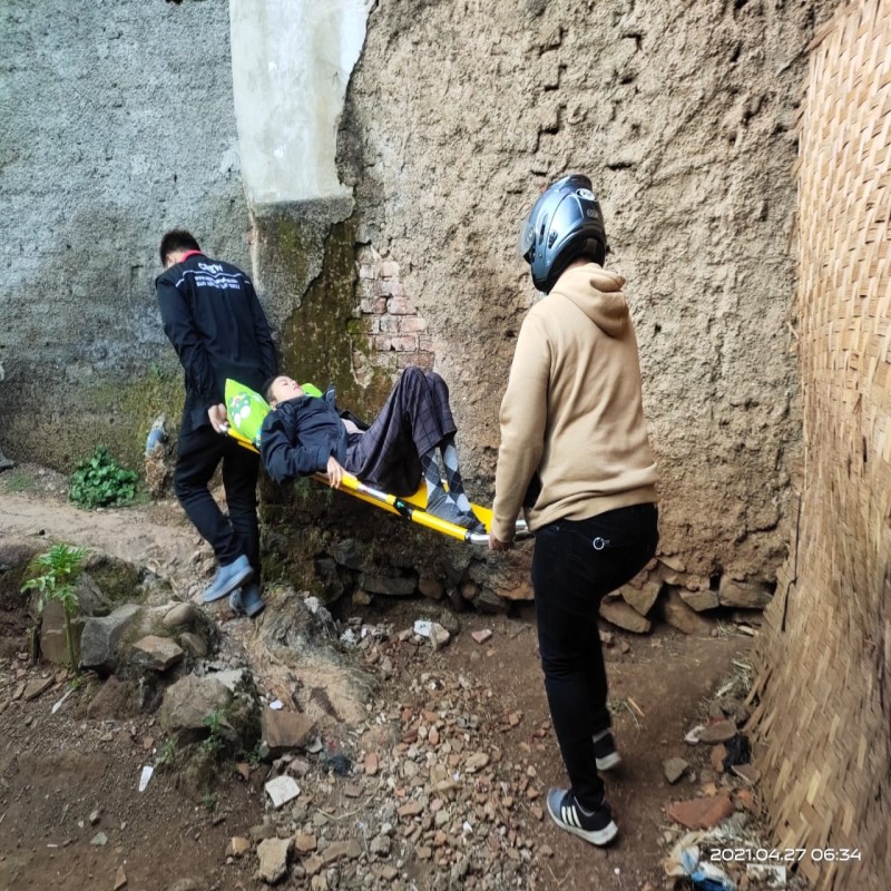 DARURAT!! WARGA DESA RELA MENEMPUH PULUHAN KILOMETER UNTUK SAMPAI DI LAYANAN KESEHATAN