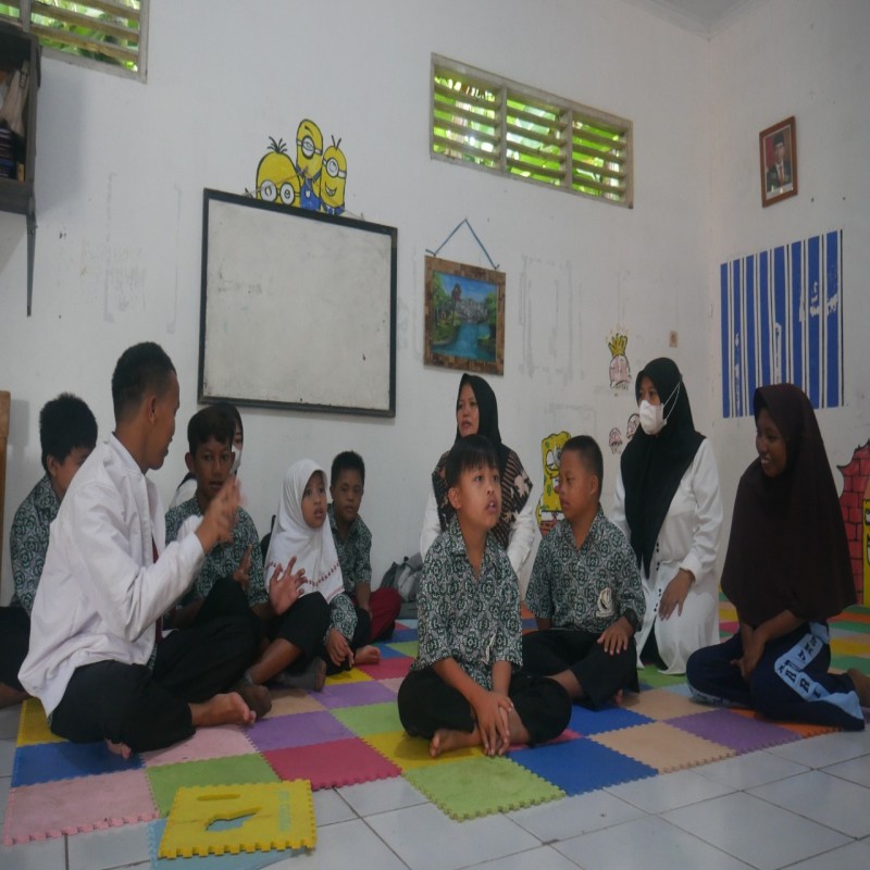 Alat Peraga dan Media Belajar Anak Berkebutuhan Khusus rusak akibat banjir. Mari bantu Sekolah Kebutuhan Khusus Di Labuan-Banten