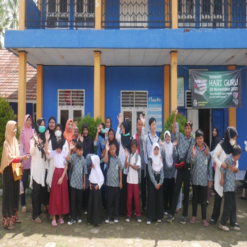 Alat Peraga dan Media Belajar Anak Berkebutuhan Khusus rusak akibat banjir. Mari bantu Sekolah Kebutuhan Khusus Di Labuan-Banten