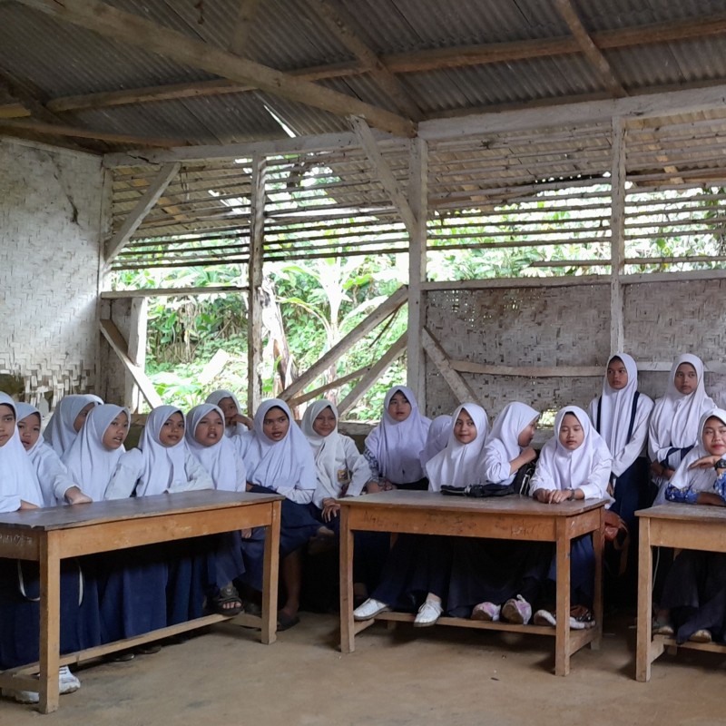 Bantu Renovasi Sekolah di Pelosok Garut yang mirip kandang ayam