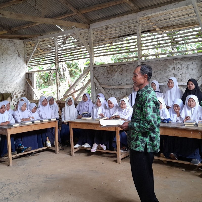 Bantu Renovasi Sekolah di Pelosok Garut yang mirip kandang ayam