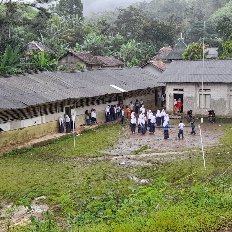 Bantu Renovasi Sekolah di Pelosok Garut yang mirip kandang ayam