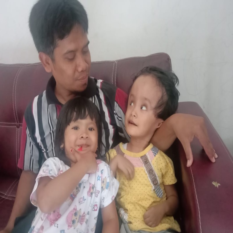 Bantu Perjuangan Seorang Guru Untuk Pengobatan Putrinya Yang Sakit Hidrosefalus