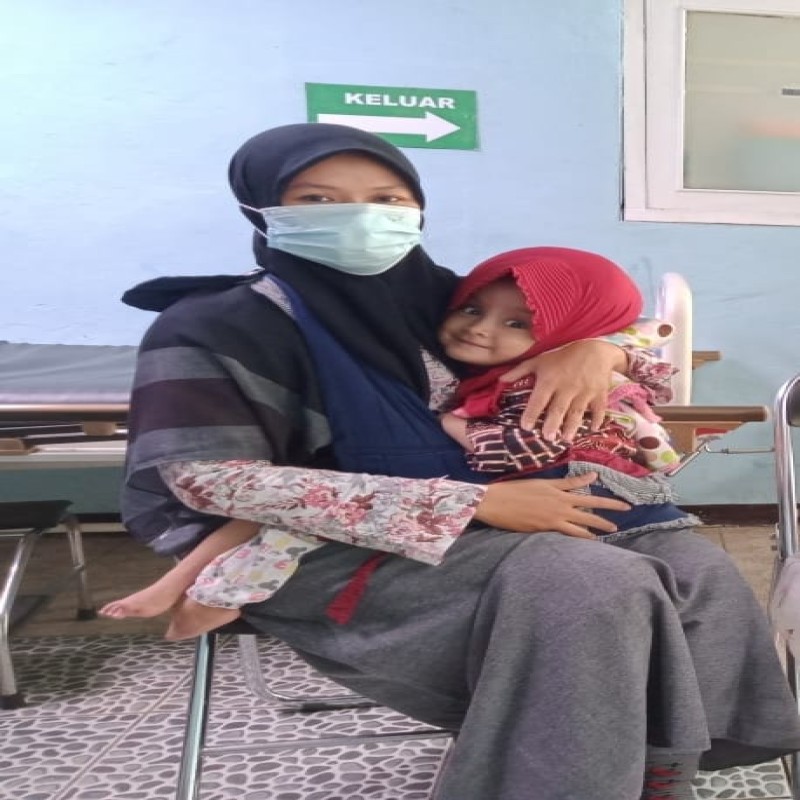 Bantu Perjuangan Seorang Guru Untuk Pengobatan Putrinya Yang Sakit Hidrosefalus