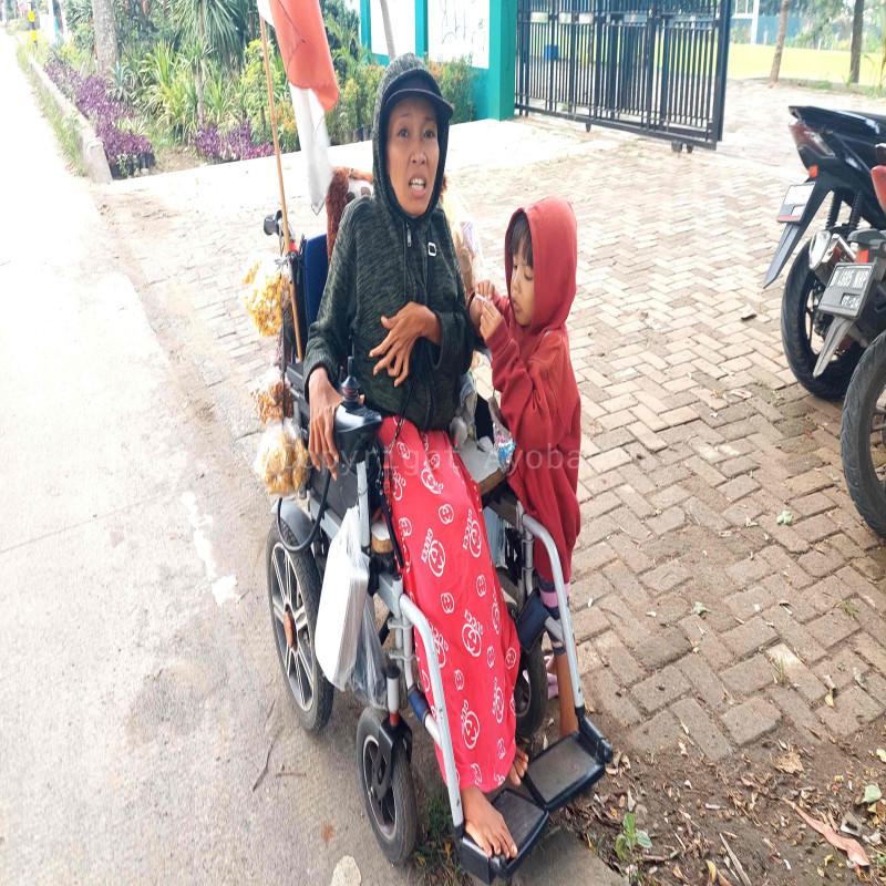 Bantu Ibu Warni Difabel Penjual Krupuk