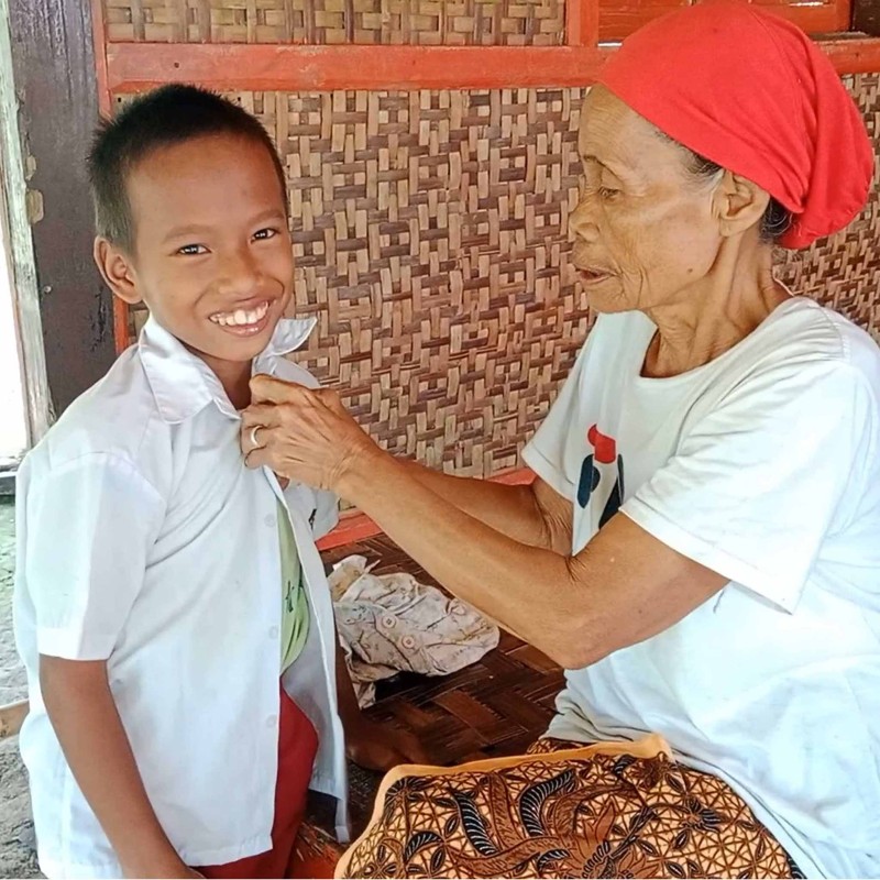 Memulung Demi Bantu Keluarga, Ayo Dukung Perjuangan Oyan!
