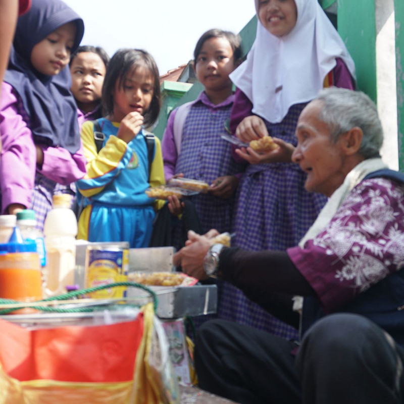 Bantu Lansia Penjual Pisang Keju Berobat & Bertahan Hidup Di Usia Senja