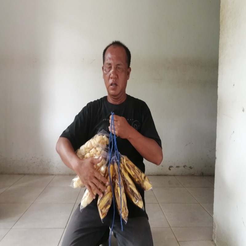 BANTU PASANGAN TUNANETRA  BERTAHAN HIDUP DENGAN JUALAN KERUPUK