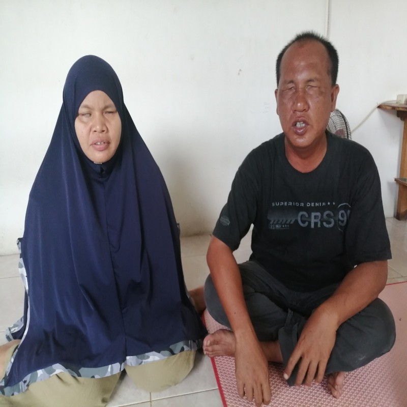 BANTU PASANGAN TUNANETRA  BERTAHAN HIDUP DENGAN JUALAN KERUPUK