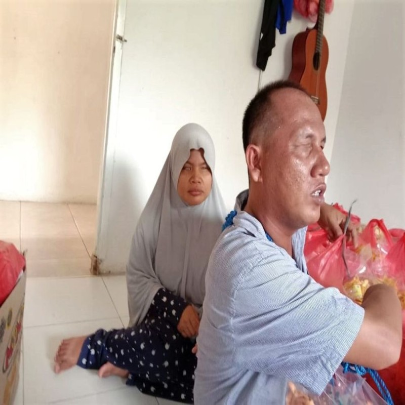 BANTU PASANGAN TUNANETRA  BERTAHAN HIDUP DENGAN JUALAN KERUPUK