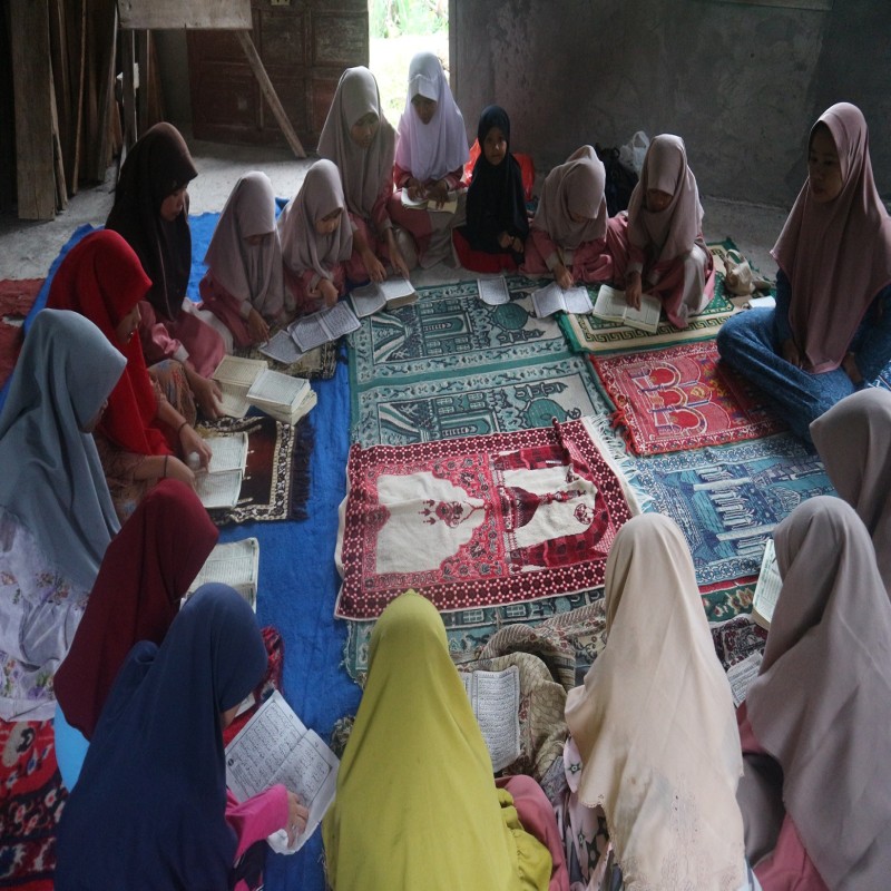 Hadiahkan Quran Wakaf untuk Santri di Pelosok Cianjur Selatan