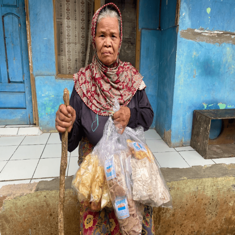 Sebungkus Kerupuk Harapan Hidup Nenek Bungkuk