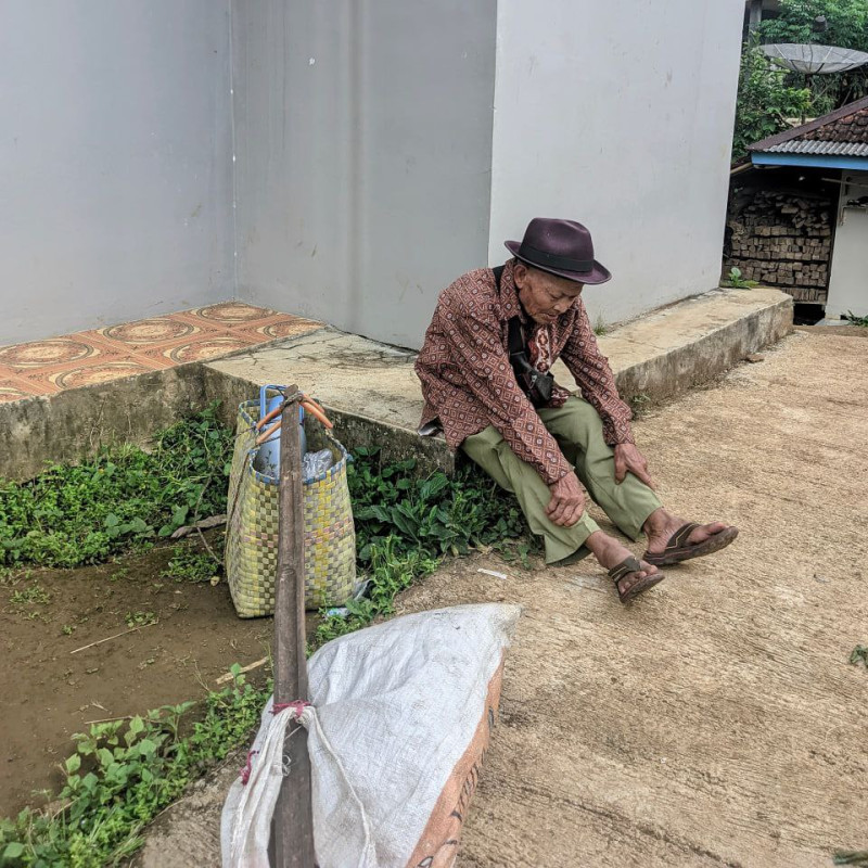 Pendapatan Hanya 10 Ribu, Abah Empud Tetap Berjualan Meski Kaki Sakit