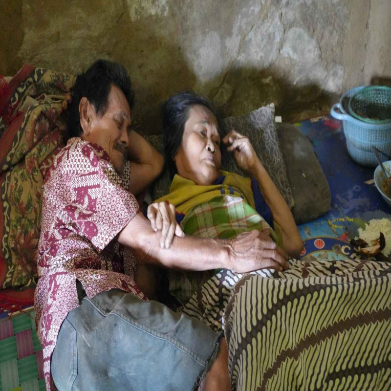 Hidup Tak Layak Sepasang Lansia Sakit dan Kelaparan