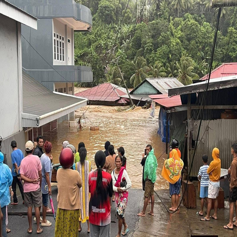 BANTU WARGA TERDAMPAK BANJIR WILAYAH HALMAHERA BARAT MALUKU UTARA